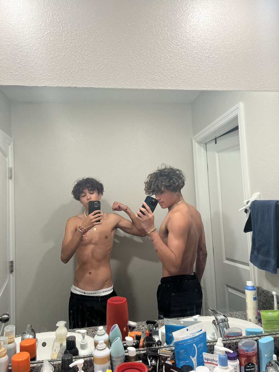theminimario's tweet photo. who wanna do cardio with us? https://t.co/RHQIYjnXhZ