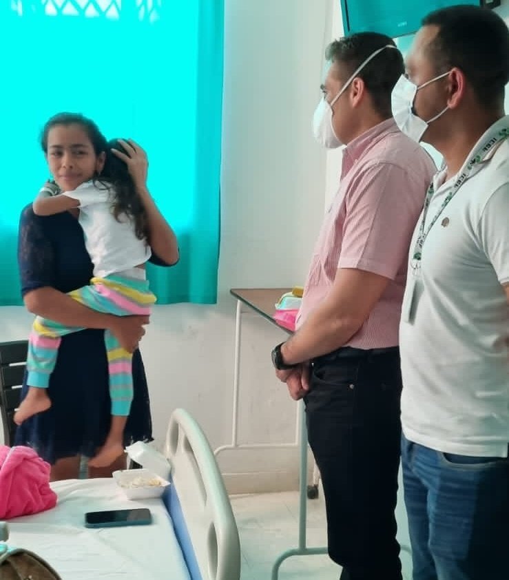 ICBFColombia's tweet photo. El Dir. de Primera Infancia del #ICBF, Álvaro González  visitó a la niña encontrada por la @PoliciaColombia en Sahagún, #Córdoba. Ella recibe atención médica y un equipo de Defensoría de Familia estará atento a su recuperación para realizar verificación de derechos. https://t.co/gJLPre39Di