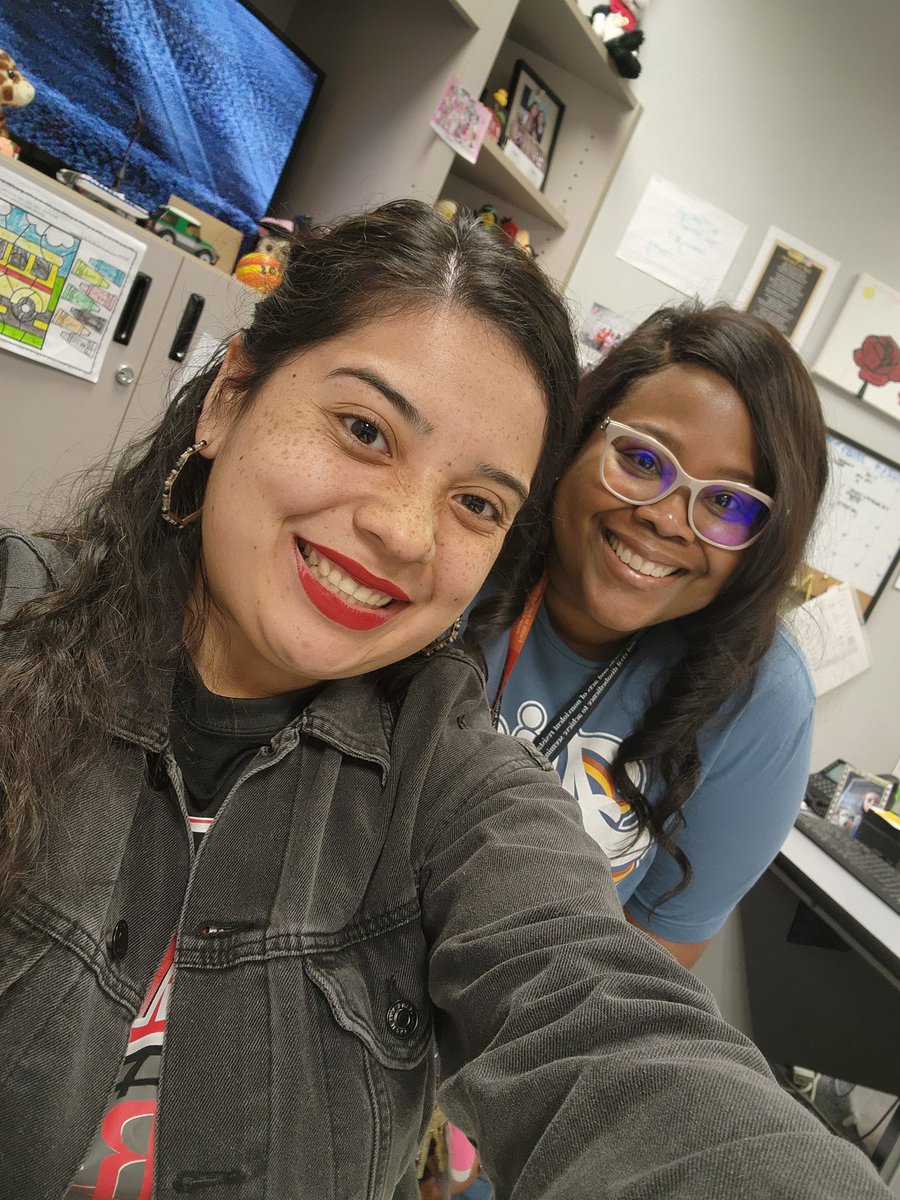 MsSandtotheoval's tweet photo. Mi clase es tu clase โค๏ธ I saw my former 5th grade teacher. One of my students said " what?!? Now she is an adult thoo" it's crazy how fast time fliesโค๏ธ @MsAyersGrad #Aliefrocks #BetterTogether #Amazingrolemodel https://t.co/5F0Q3Sv7GA