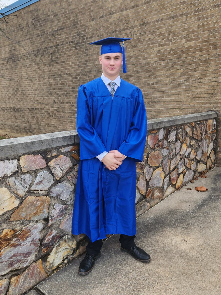 Thank you <a href="/CLSD_Schools/">Cornwall-Lebanon SD</a> for recognizing the early graduates! It means a lot to the families❤❤ Congratulations to these former @SLebFalcons #earlygraduation