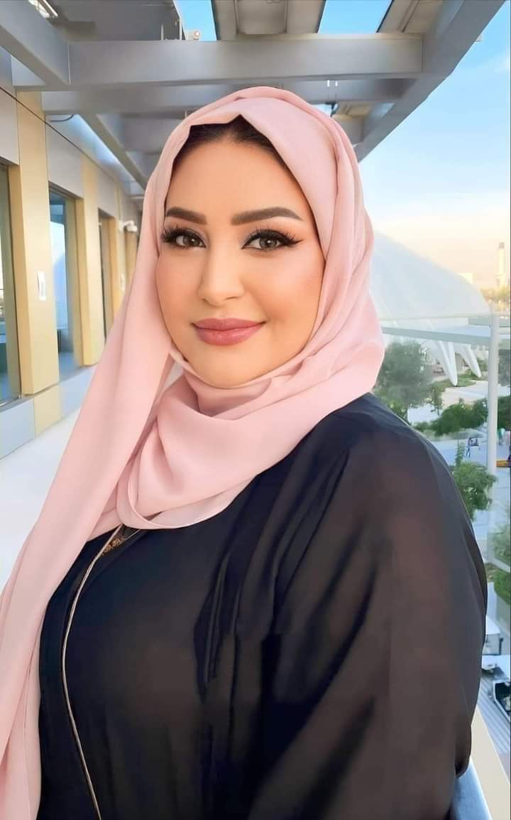 مـــــــن غيـــــابــــك .. ..🌸
تـفـوح الأرض شـوقـاً لك
وتـمتـلئ السمـاء بـعبـق رائحتـك🌸
وتـنهـال روحى مـطـراً على قلبك
وأبحث عنـك فى الزوايـا🌸
أسـأل الـذرات عنـك
والشـوق ينقـلنـى إليـك🌸
أفتقـدك جـداً
كـأنـك الشمس🌸
حيـن تغيب يـعـم الظـلام أرجـائـى
ويسـكن الخـوف عـروقـي