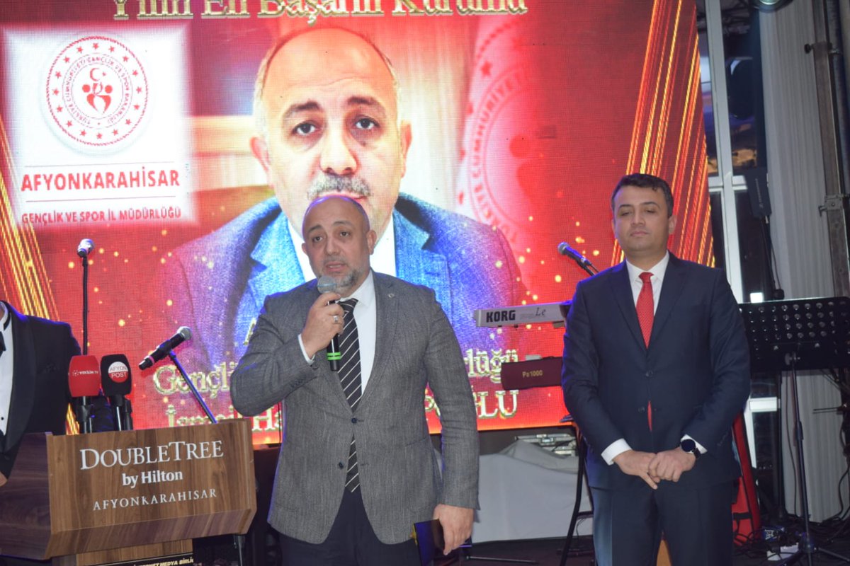 İnternet Medya Birliği tarafından düzenlenen "Yılın Enleri" ödül töreninde İl Müdürlüğümüze yılın en başarılı kurumu ödülü verildi.

Vali Yardımcısı Mehmet Keklik'ten ödülü alan Kasapoğlu: "Bu ödülü tüm mesai arkadaşlarım adına alıyorum" dedi.

<a href="/kasapoglu/">Dr. Mehmet Kasapoğlu</a> <a href="/gencliksporbak/">Gençlik ve Spor Bakanlığı 🇹🇷</a>