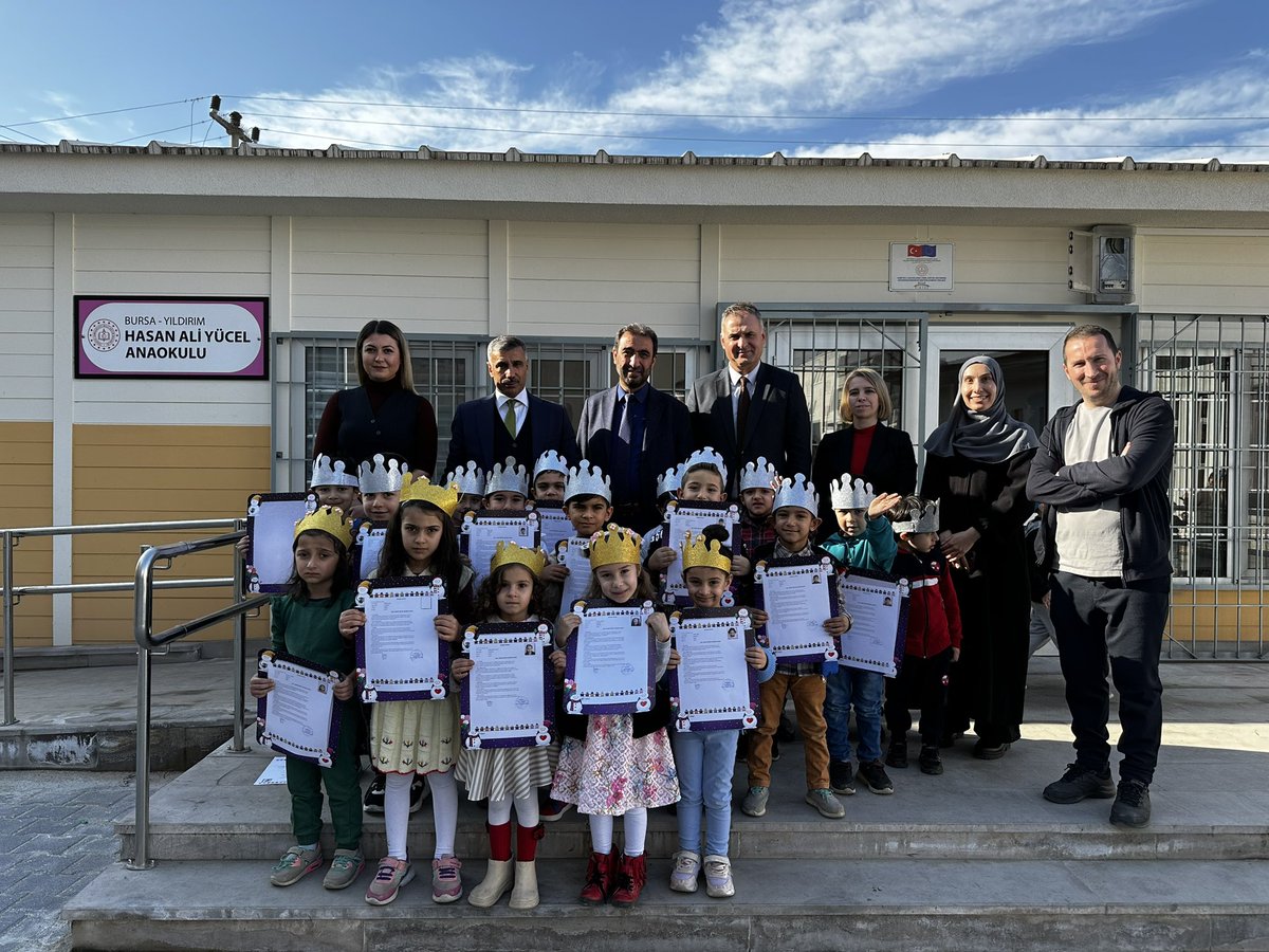 2022-2023 Eğitim Öğretim Yılı 1. Dönemi sona erdi. <a href="/bursailmem16/">Bursa İl Millî Eğitim Müdürlüğü</a> Müdür Yardımcımız Sayın @yunusbulut12 ve <a href="/yildirimilcemem/">Bursa Yıldırım İlçe Milli Eğitim Müdürlüğü</a> Şube Müdürümüz Sayın Mehmet Avcı okulumuzu ziyaret ederek, öğrencilerimizin karne heyecanını bizimle paylaştılar. Kendilerine teşekkür ediyoruz.