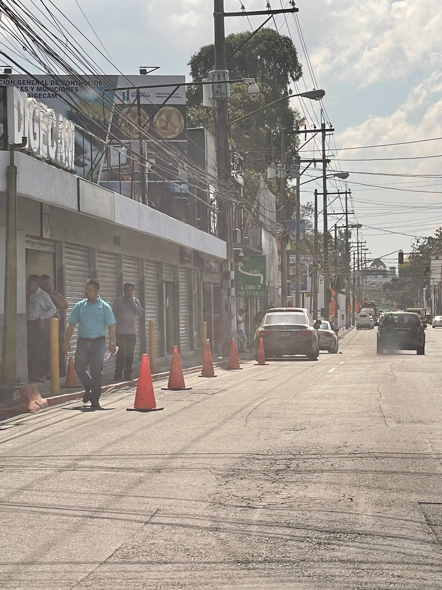 fezzy69's tweet photo. Esto es un problema a repetición que están parqueando sen lugar indebido, me pregunto porque no hace algo la #emetra @amilcarmontejo https://t.co/Y1xQkjlegQ