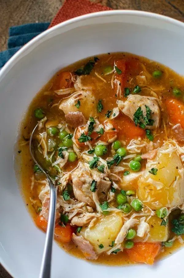 Living_Lou's tweet image. Fabulous recipe for you - chicken stew with garlic, wine, thyme, bacon, potatoes, carrots and peas!

Make a batch and save the leftovers for tomorrow.

FULL RECIPE -&amp;gt;&amp;gt;buff.ly/2P2F0IA
#ad #HamiltonBeachCA @HamiltonBeachCA