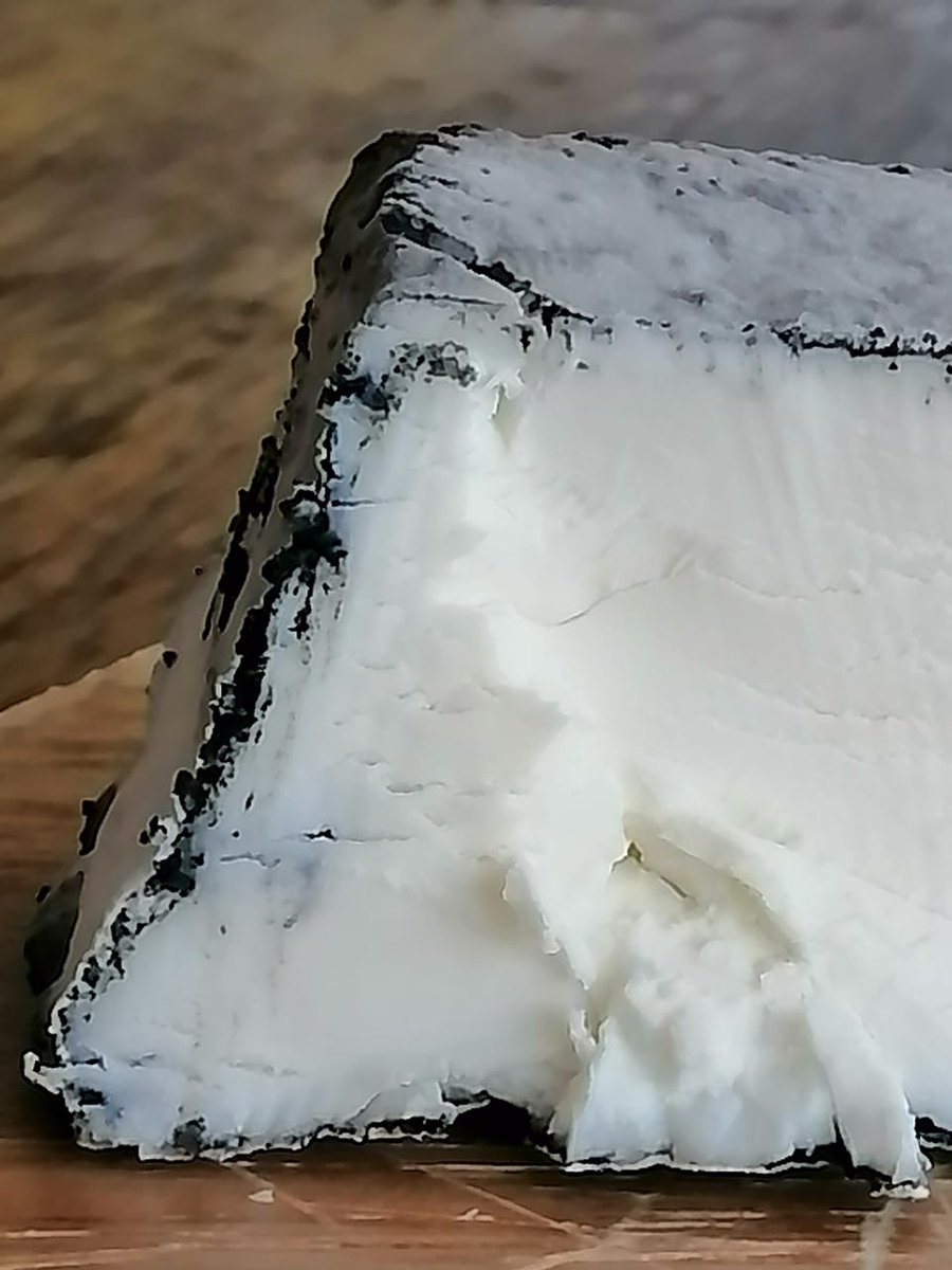 LIstantfromager's tweet photo. Este corte de queso de cabra tipo #Valençay  se puede considerar casi perfecto aunque se haya creado en Chile.⁠
Si quieres aprender a distancia a hacer #quesos en tu casa escríbeme un mail a info@listantfromager.com⁠ https://t.co/4srUsNh6sf