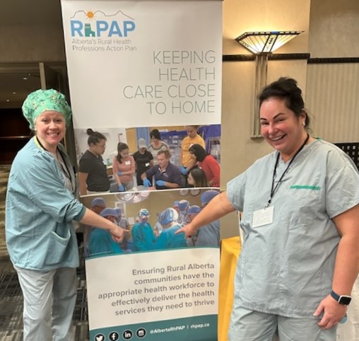 AlbertaRhPAP's tweet image. CELEBRITIES IN THE HOUSE! RN Randi Galenzoski (L) &amp;amp; Dr. Kristin Hoffmann (R) spot themselves on our lovely RhPAP banner. These two health professionals and many more are in @Banff_Town learning at the @SRPCanada Rural Surgical Skills Workshops. #SRPC2023