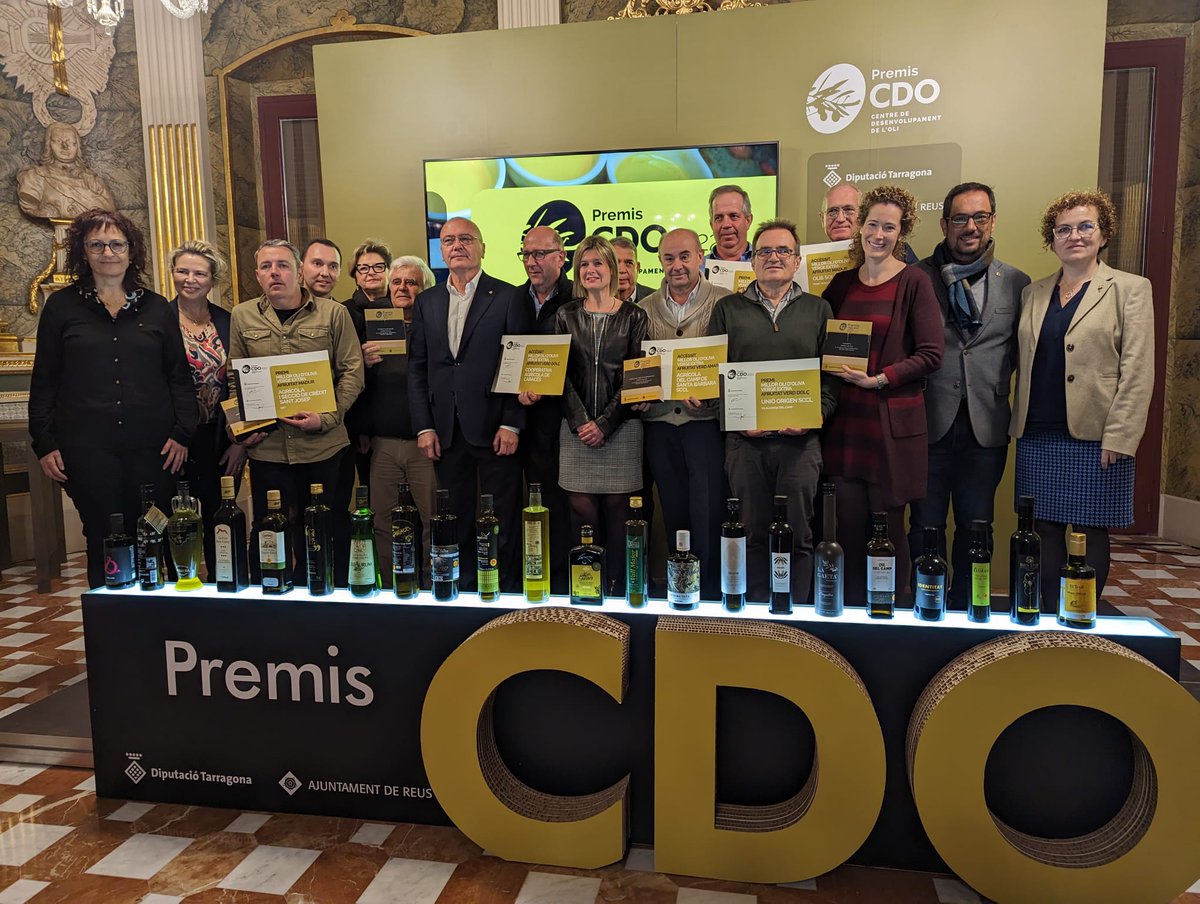 reus_cat's tweet photo. Lliurem un any més els #premisCDO als millors olis d'oliva 🫒 verge extra de les DOP de la demarcació amb la @Dipta_cat
L'enhorabona als premiats 👏
ℹ️ https://t.co/H8kFkqofo1 https://t.co/nVh7DOxYwX