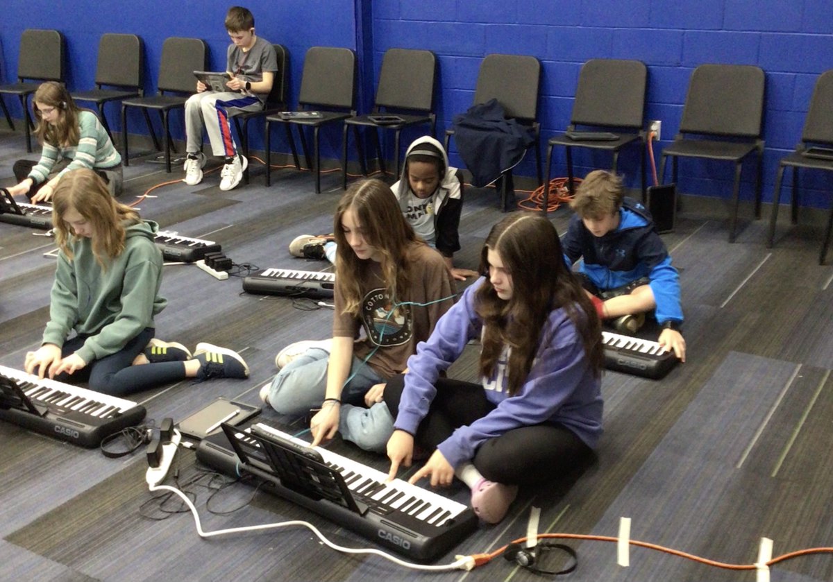 bwsapp94's tweet photo. @theSMSD, @BriarwoodElem,@Bulldogs512,#Briarwoodpta,#team512
Briarwood Elementary students in SMSD are learning music concepts &amp; theory while enjoying playing the district's digital pianos.  They're collaborating, composing, and recording their compositions into Garage Band. https://t.co/VCCVikEvhg