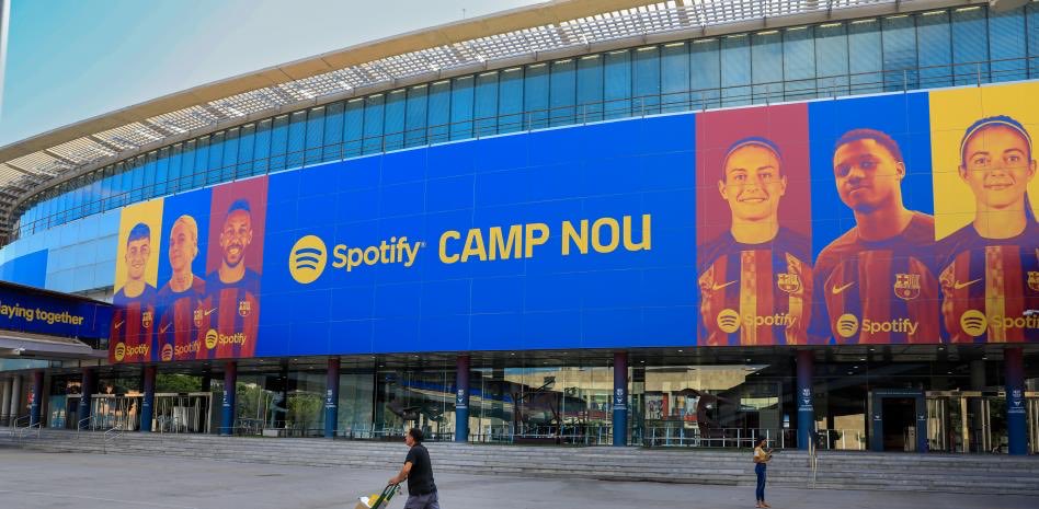noticortosnews's tweet photo. El presidente del @FCBarcelona, @JoanLaportaFCB, hace el anuncio que la final de la @KingsLeague se jugará en el Spotify Camp Nou.

90,000 personas podrán asistir de forma presencial y
las entradas estarán en venta este mismo día. https://t.co/B2AfXyD5QY