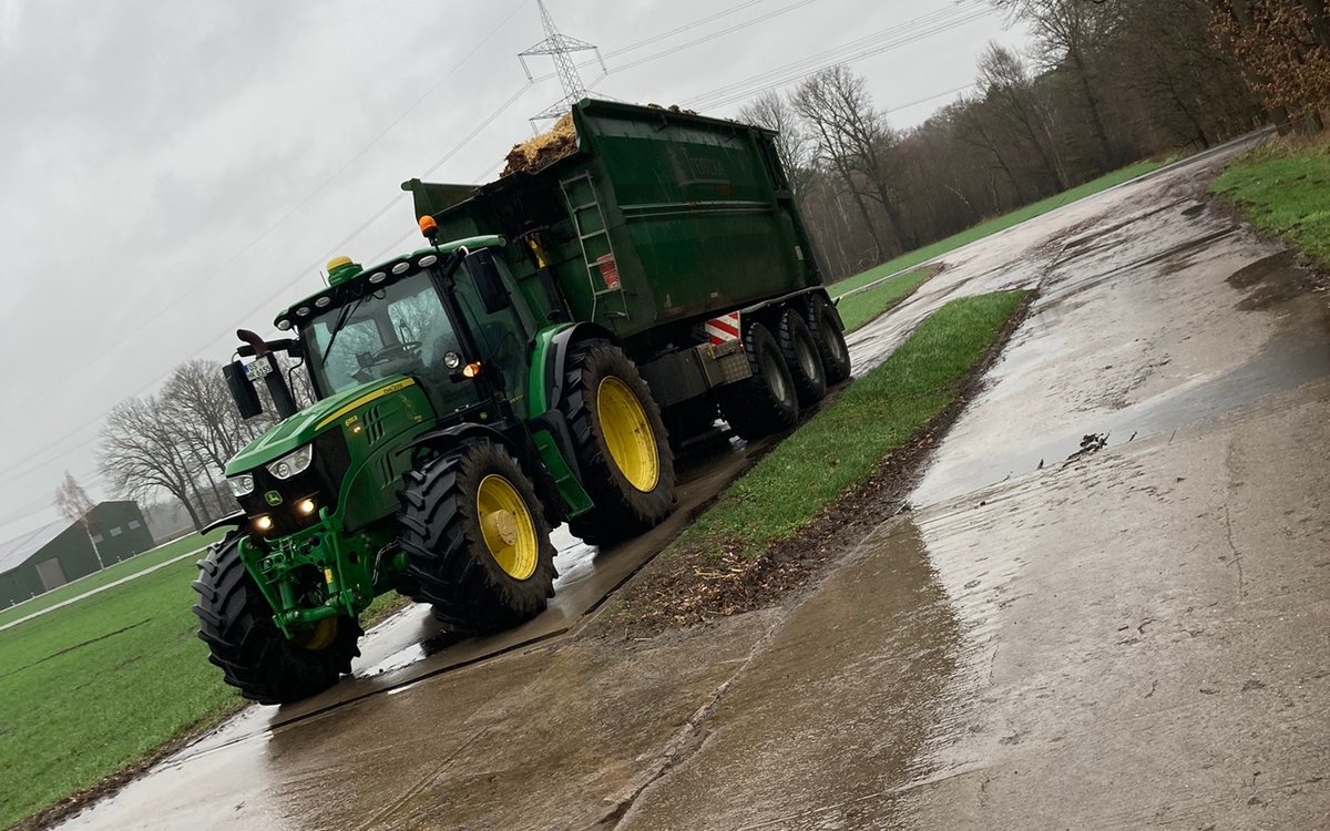 profiMagazin's tweet photo. Zu sehen ist ein #JohnDeere 6155R mit #TopLift Staja Tridem Hakenlift. https://t.co/bDJQn5YcHk