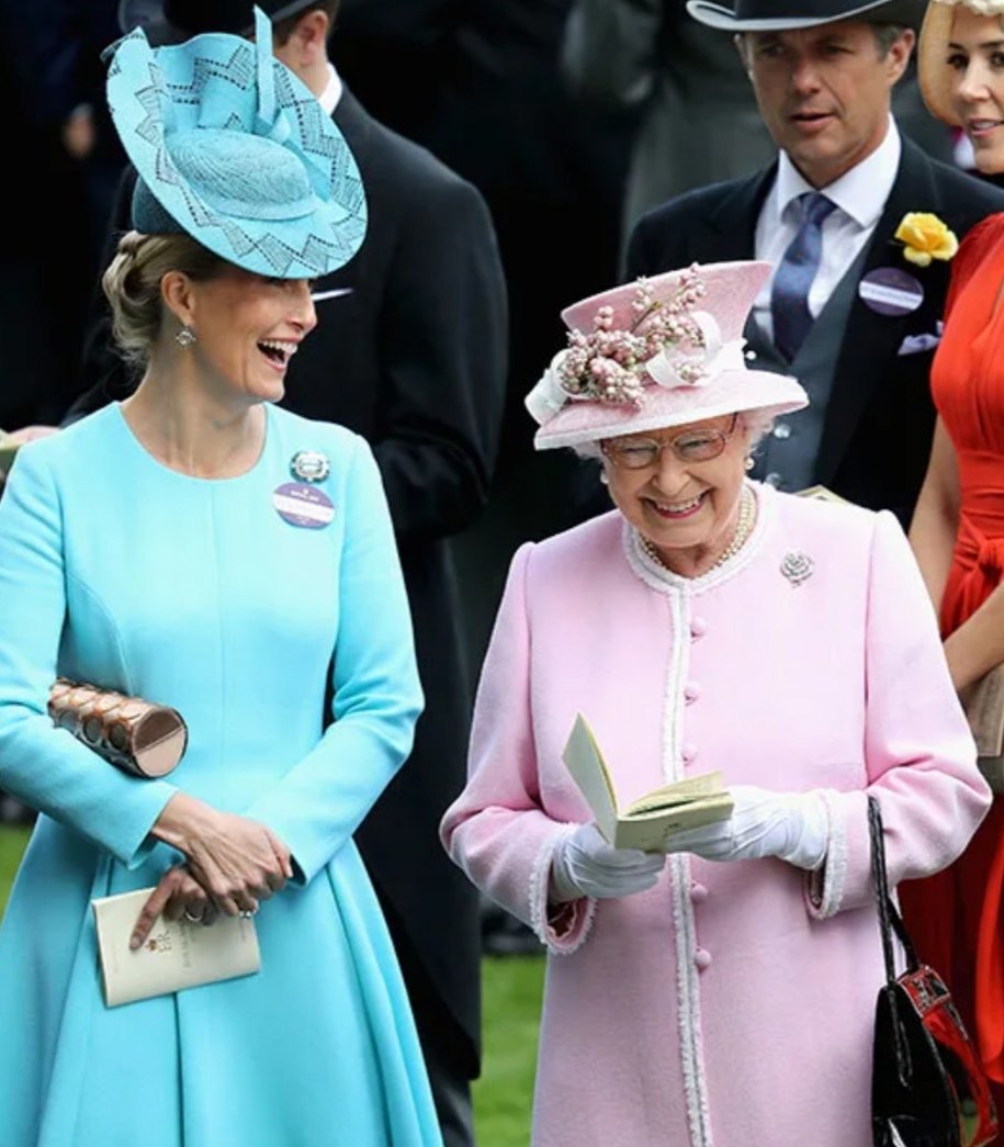 Today I want to celebrate the lovely #SophieWessex and wish her a very Happy Birthday! 🎉🎉
Here she is for today's photo with #QueenElizabethII. 💖💖
They had a lovely, loving relationship.