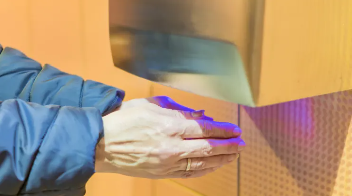 alscouniforms's tweet photo. Ditch the air dryers and opt for a more hygienic solution – rent a paper towel dispenser from Alsco Uniforms and get the convenience of a hassle-free delivery and service plan! READ more with the link in the bio.
.
.
#AlscoUniforms | #ItPaysToKeepClean | #HygienicallyClean https://t.co/aOZpMK79Yy