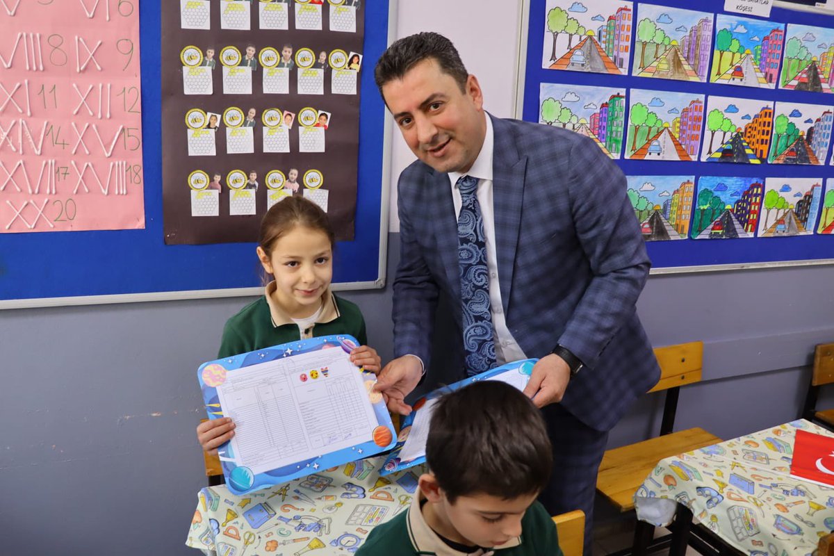 KaynarcaMem's tweet photo. 2022-2023 Eğitim-Öğretim Yılı 1. Dönem Sonu Karne Programı, Vali Yardımcımız Murat Karasu, Belediye Başkanımız @KefliMurat ,İl Milli Eğitim Müdürümüz @ebubekirsavasci , Müdürümüz @MehmetHarbi61 ve ilçe protokolü ile Kulaklı İlk ve Ortaokulunda gerçekleştirildi. https://t.co/sYlGuNEK5x