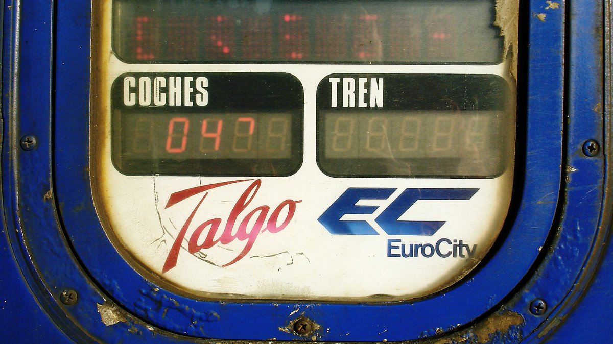 AndreasWiede's tweet photo. #Milan 🇮🇹 to #Barcelona 🇪🇸 over night with the #RENFE #SNCF #Trenhotel gauge-changing #Talgo. At midnight the train stops at #Modane 🇫🇷 for a loco change where a French class BB26000 #Sybic takes over. Pictures taken in December 2006.
#PastTrainTrips https://t.co/JsWf9DX6Rl
