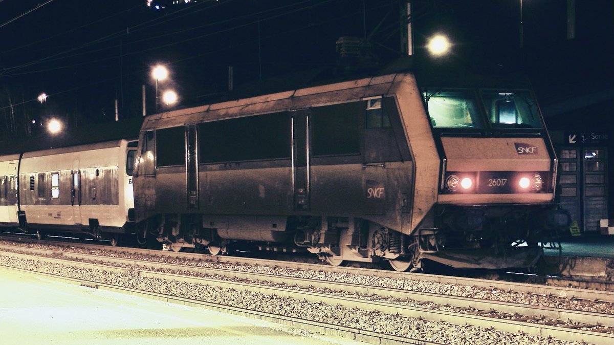 AndreasWiede's tweet photo. #Milan 🇮🇹 to #Barcelona 🇪🇸 over night with the #RENFE #SNCF #Trenhotel gauge-changing #Talgo. At midnight the train stops at #Modane 🇫🇷 for a loco change where a French class BB26000 #Sybic takes over. Pictures taken in December 2006.
#PastTrainTrips https://t.co/JsWf9DX6Rl