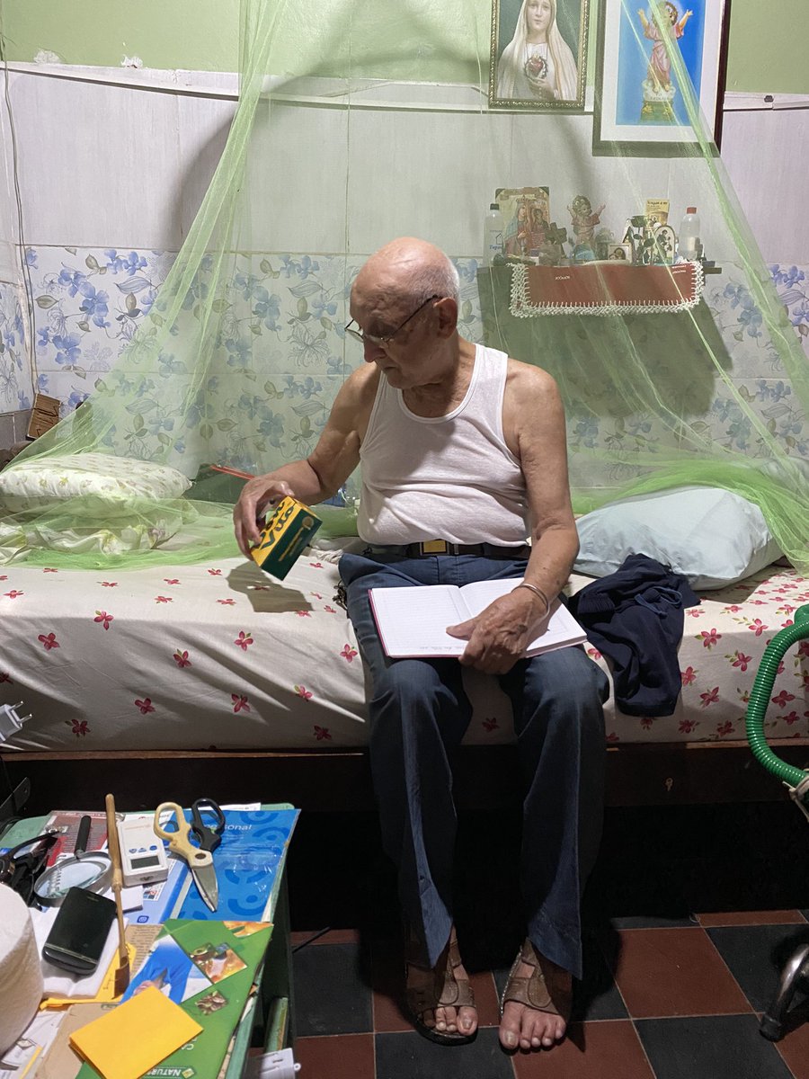 Mi abuelo hoy anotando en su cuadernito el número de delivery de Don Vito para textualmente sus palabras “dejar de depender de nadie para pedir sus cositas” 🥹❤️