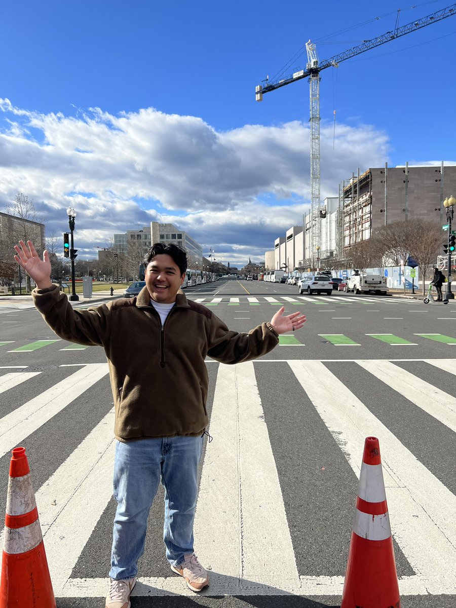 Johnonimous's tweet photo. #thatawkwardmomentwhen you park near the mall before the march for life starts now you can’t leave bc of the blockade https://t.co/wpEBEZfGwq