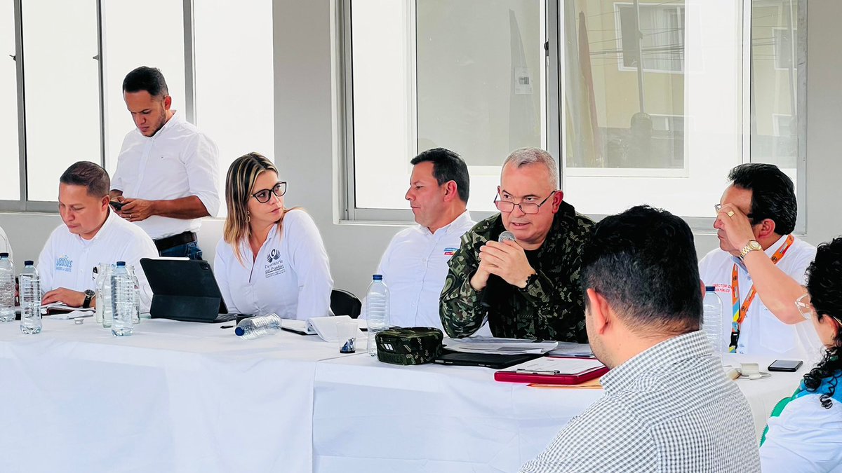 Ejercito_Div5's tweet photo. #Ahora el comandante de la #Brigada13 brigadier general Rodolfo Morales participa en un Consejo de Seguridad Intermunicipal en Guaduas Cundinamarca, cumpliendo el compromiso de trabajar 24/7 por la seguridad de los cundinamarqueses. https://t.co/jEZVdQMVKo
