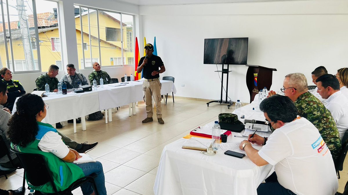 Ejercito_Div5's tweet photo. #Ahora el comandante de la #Brigada13 brigadier general Rodolfo Morales participa en un Consejo de Seguridad Intermunicipal en Guaduas Cundinamarca, cumpliendo el compromiso de trabajar 24/7 por la seguridad de los cundinamarqueses. https://t.co/jEZVdQMVKo
