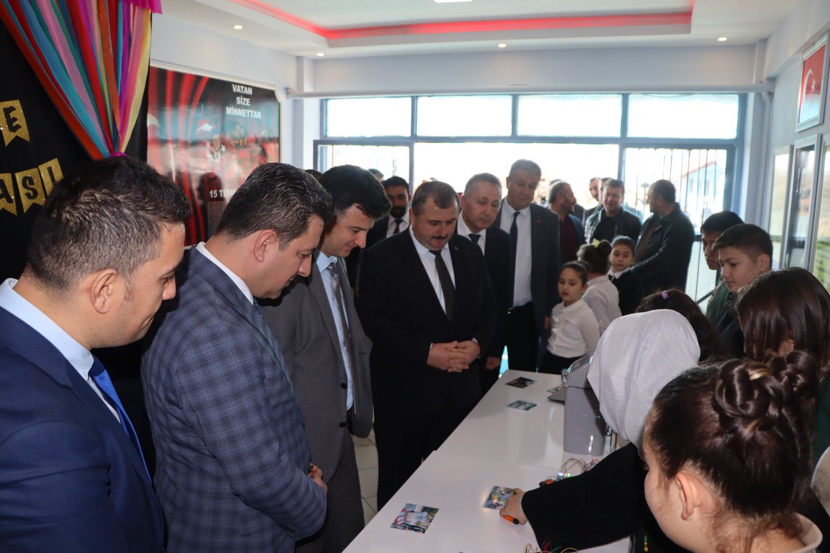 KaynarcaMem's tweet photo. Vali Yardımcımız Murat KARASU, Belediye Başkanımız  @KefliMurat, İl Milli Eğitim Müdürümüz @ebubekirsavasci , Müdürümüz @MehmetHarbi61 ve ilçe protokolü; Bilim Sakarya kapsamında Kulaklı İlk ve Ortaokulu Robot Kulübü Öğrencileri robotlarını sergiledi. https://t.co/pdgnpdIo3i