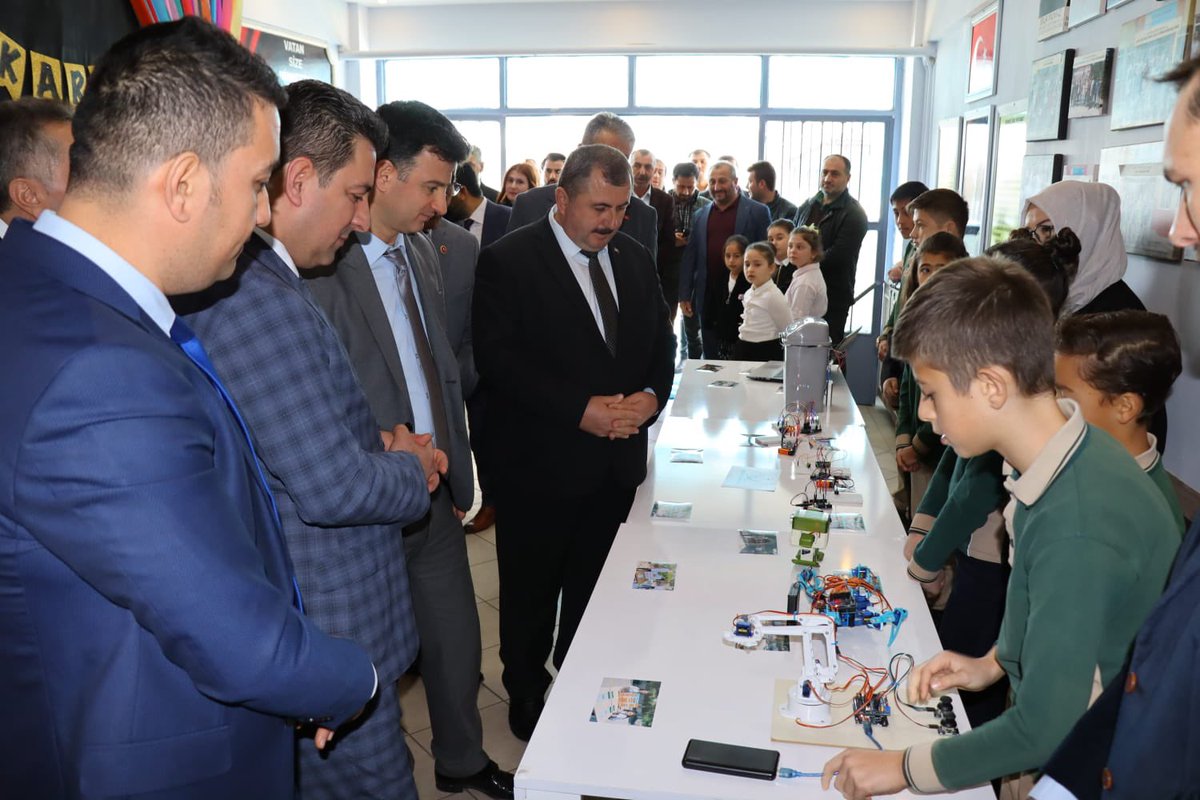 KaynarcaMem's tweet photo. Vali Yardımcımız Murat KARASU, Belediye Başkanımız  @KefliMurat, İl Milli Eğitim Müdürümüz @ebubekirsavasci , Müdürümüz @MehmetHarbi61 ve ilçe protokolü; Bilim Sakarya kapsamında Kulaklı İlk ve Ortaokulu Robot Kulübü Öğrencileri robotlarını sergiledi. https://t.co/pdgnpdIo3i