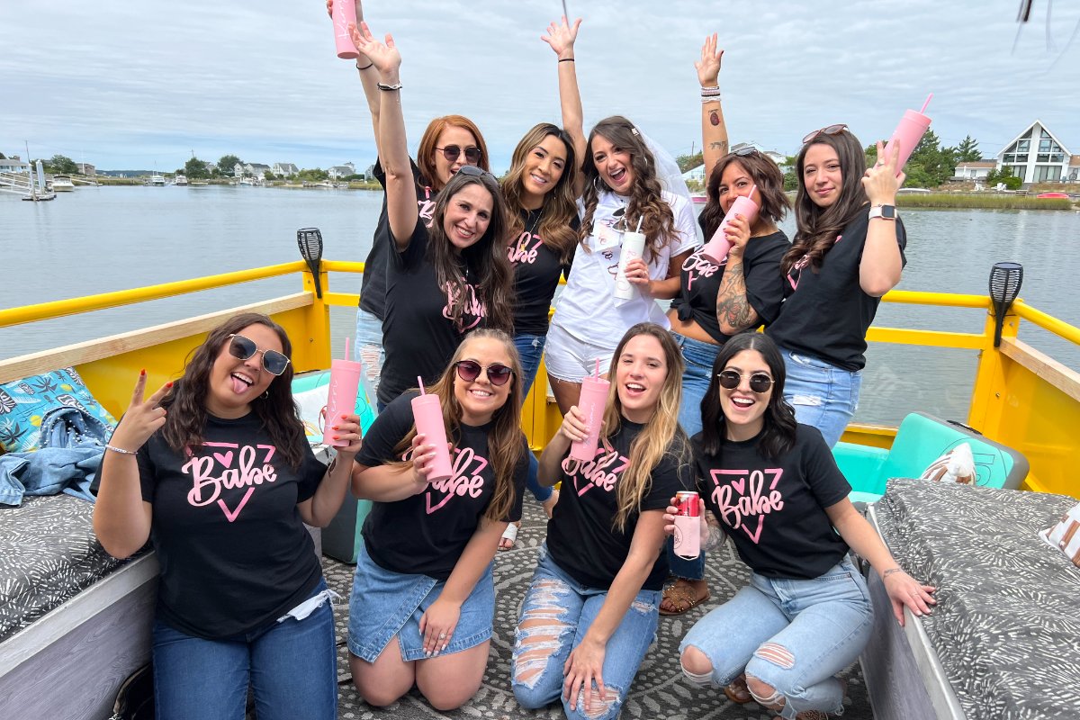 Hamptiki_SH's tweet photo. They've stayed with you through thick and thin, show your party crew some love and tag them in the comments below! #Hamptiki #PartyBoat #PontoonBoat #BoatTours #Hamptons #PeconicBay  #BacheloretteParty #Bridesmaids https://t.co/2uC4JNrqt7