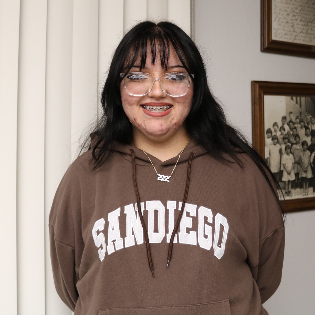 CharterOak_Dist's tweet photo. Thanks to Arrow High School senior and ASB Club leader Desiray Garcia, who led the flag salute at this month’s school board meeting. Thank you for your hard work to ensure that Arrow is a positive and inclusive place for all students, Desiray!
#CharterOakUSD #FlagSalute https://t.co/fHUkbzLfTe