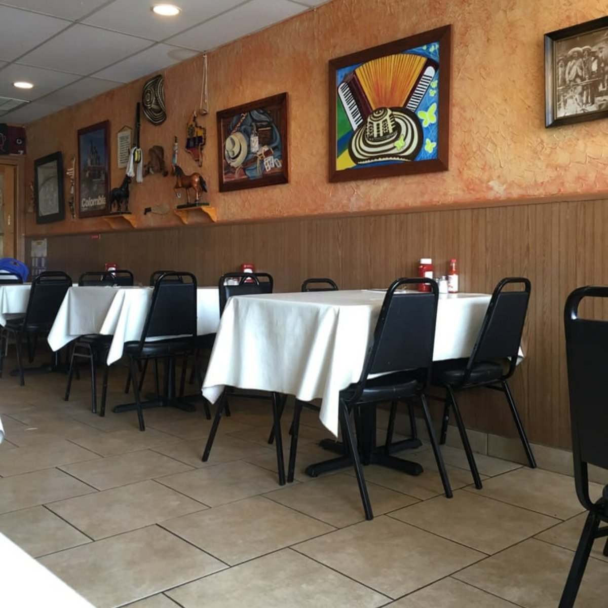 ElFamiliarNJ's tweet photo. Pick a seat, any seat! What's your favorite spot in the house when you come in to dine? https://t.co/oXmoWNKK5r
