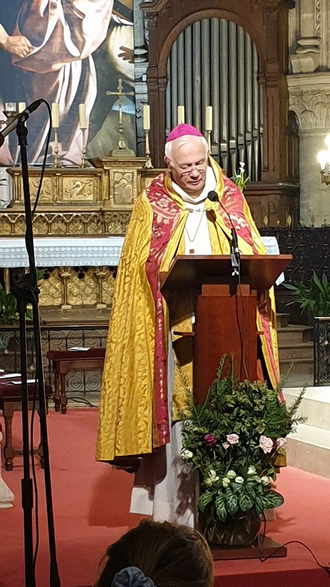 SainteTunique's tweet photo. Mgr Stanislas Lalanne commente l'Évangile de Saint Marc : "Viens au secours de mon incroyance". Veillée #ELEISON. "Tout est possible à celui qui croit". #SainteTunique https://t.co/MOLS1FSD1o