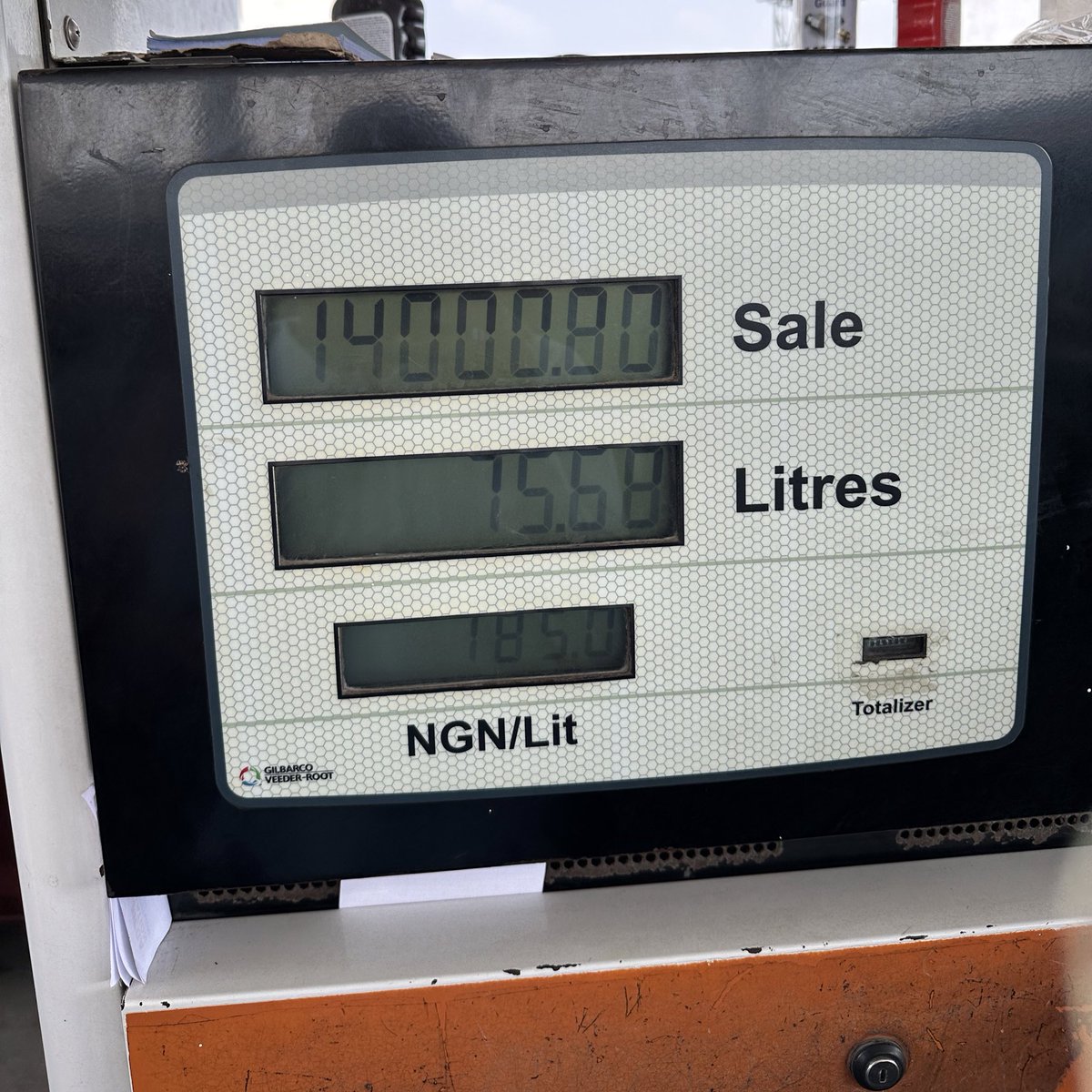 tayoainafilms's tweet photo. I queued for hours for fuel in Lagos today in an oil producing country. Everyone has to stress and suffer to get the basic necessities. 

How people think of voting a failed party in again amazes me. If you are in an abusive relationship for 8 years, does it make sense to renew? https://t.co/0i6WSfKemj