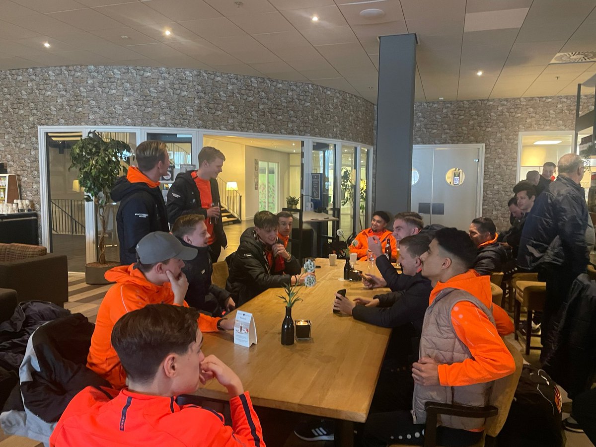 FletcherFootbal's tweet photo. Fletcher Football verwelkomt @VVCHRC voor hun trainingskamp bij Fletcher Wellness-Hotel Sittard. De club uit Heelsum verblijft twee nachten in ons hotel.
Wij wensen de mannen een geslaagd trainingskamp toe! ⚽️
#sittard #heelsum #teambuilding #trainingkamp #fletcherhotels https://t.co/FfK3ou3uq6