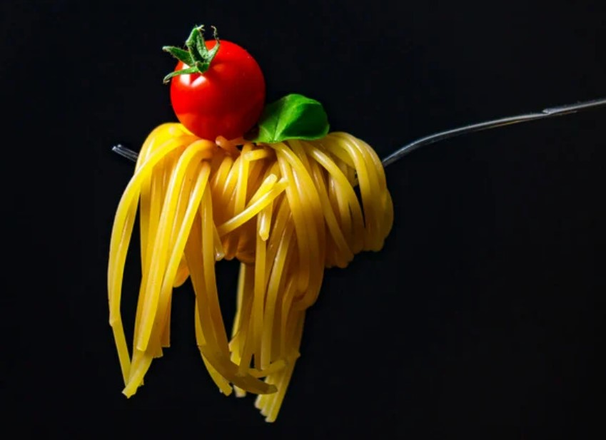 learnitalianpod's tweet photo. Midnight Spaghetti, a.k.a. "Spaghetti di Mezzanotte," is the perfect way to end a night out with friends & family. A beloved tradition passed down through generations, reminding us to take time to enjoy life. #MidnightSpaghetti #ItalianTradition #ItalianFood https://t.co/euhV1Eq9Rj