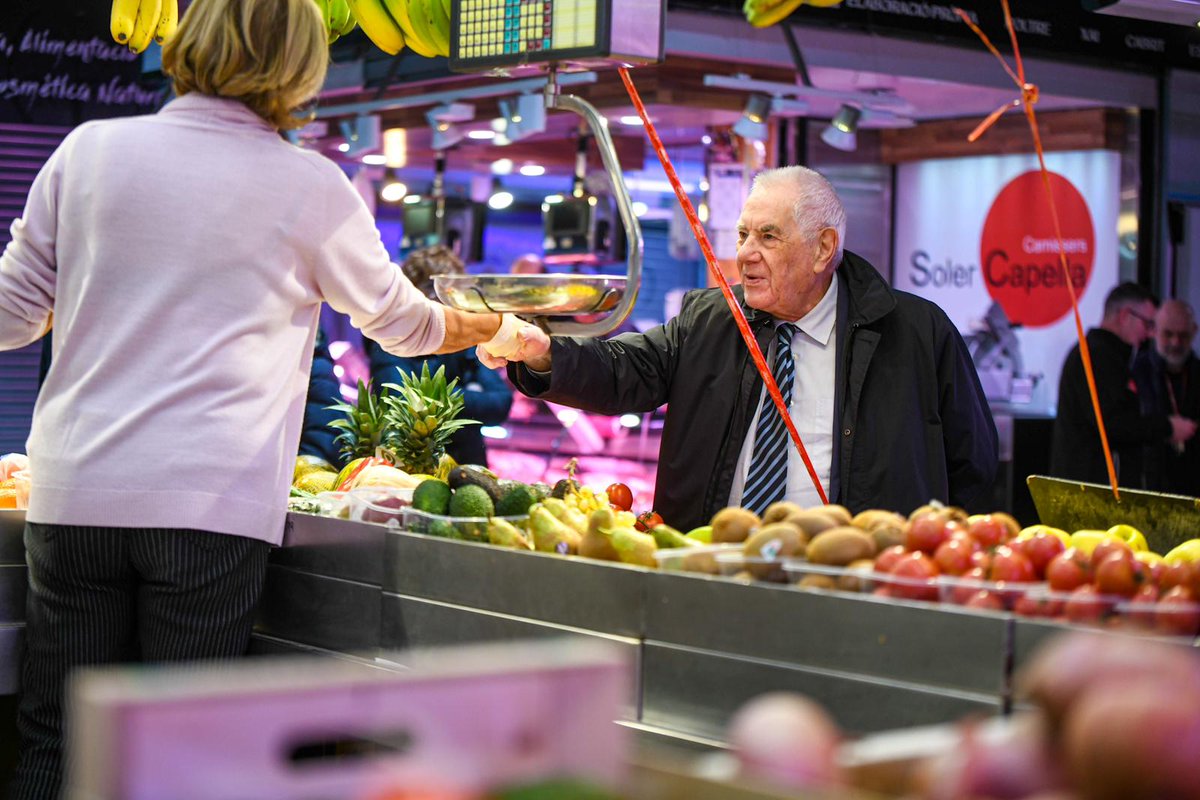 ERCbcn's tweet photo. 👏 Acabem la setmana amb la visita de @perearagones i @ernestmaragall al Mercat de Provençals #SantMartí

👨‍💻👩‍💻 I descobrim l'equip de joves @FllLegends que desenvolupa projectes de robòtica. Tota una sorpresa!

Protegim el comerç de proximitat, que és eix vertebrador dels barris! https://t.co/7KC3qbReDq