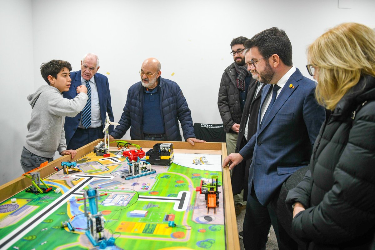 ERCbcn's tweet photo. 👏 Acabem la setmana amb la visita de @perearagones i @ernestmaragall al Mercat de Provençals #SantMartí

👨‍💻👩‍💻 I descobrim l'equip de joves @FllLegends que desenvolupa projectes de robòtica. Tota una sorpresa!

Protegim el comerç de proximitat, que és eix vertebrador dels barris! https://t.co/7KC3qbReDq