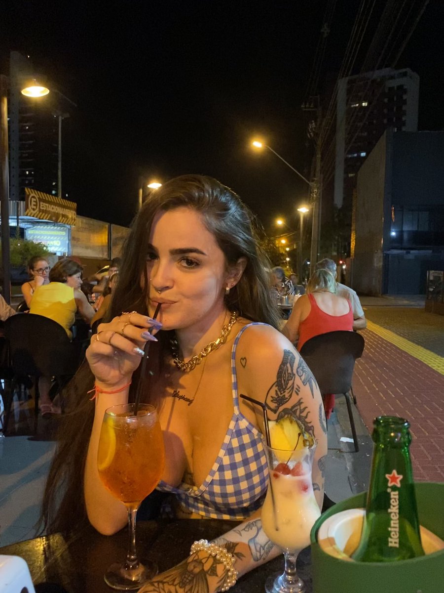 scapitu's tweet image. Pov: voce está em um date comigo. Sobre o que falaríamos?