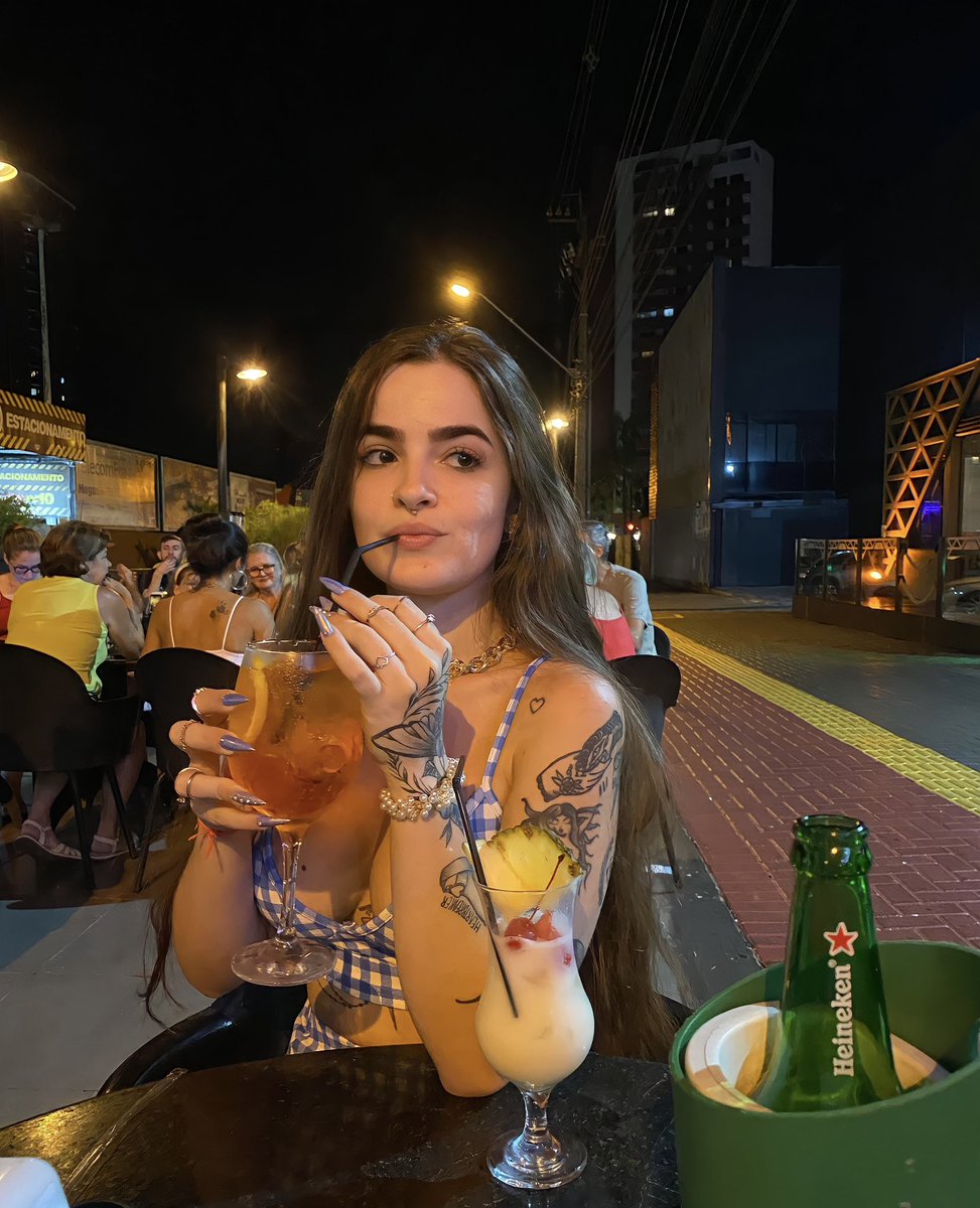 scapitu's tweet image. Pov: voce está em um date comigo. Sobre o que falaríamos?