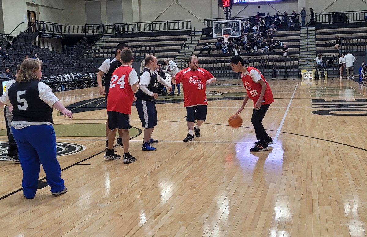 SOMissouri's tweet photo. We had SO much fun at the @LindenwoodWBB game on Thursday night! Our Wentzville basketball team played a 3v3 exhibition game at halftime. Our Francis Howell spirit squad also had the chance to showcase its talents! Also - S/O to @LindenwoodFB for cheering us on! #SOMOUnity https://t.co/AbkwBL4JOS