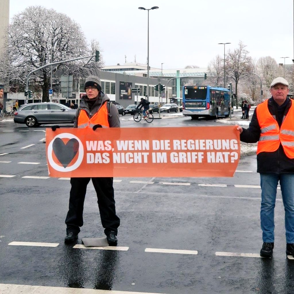 Die Expert:innen des Rechtsausschuss im #Bundestag geben der CDU/CSU eine Absage:

Verschärfung der Strafen gegen uns ist nicht geboten.j
"Aktivist:innen übten ihre Grundrechte aus, um einzufordern, dass sich der Staat an die eigene Verfassung hält."

👉 bundestag.de/presse/hib/kur…