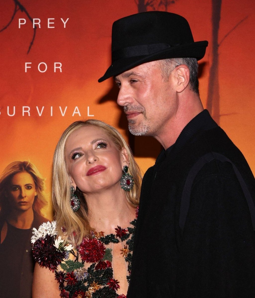 She looks at him with so much love 😍😍 <a href="/SarahMGellar/">Sarah Michelle</a> #buffy #Wolfpack #WolfPackPremiere