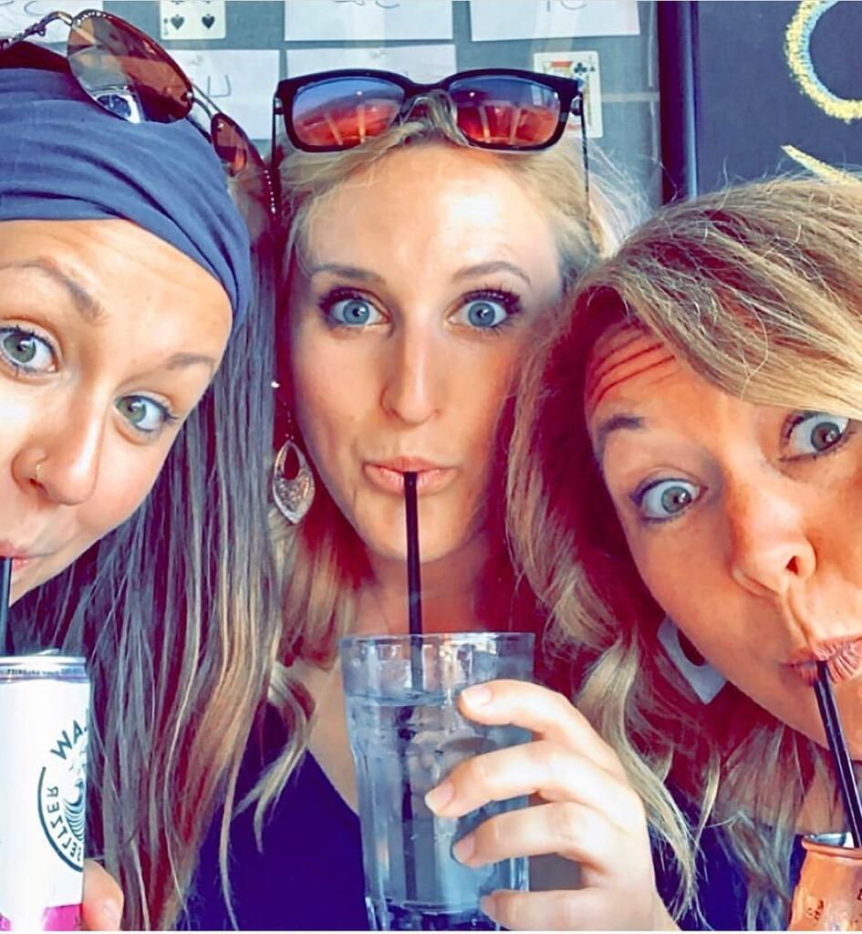 Mo_____________'s tweet photo. Screaming happy birthday to my fellow free spirit @magmast37 💕 your energy is truly unmatched…I love you to the moon and beyond!! https://t.co/f3CMIWP0Bn