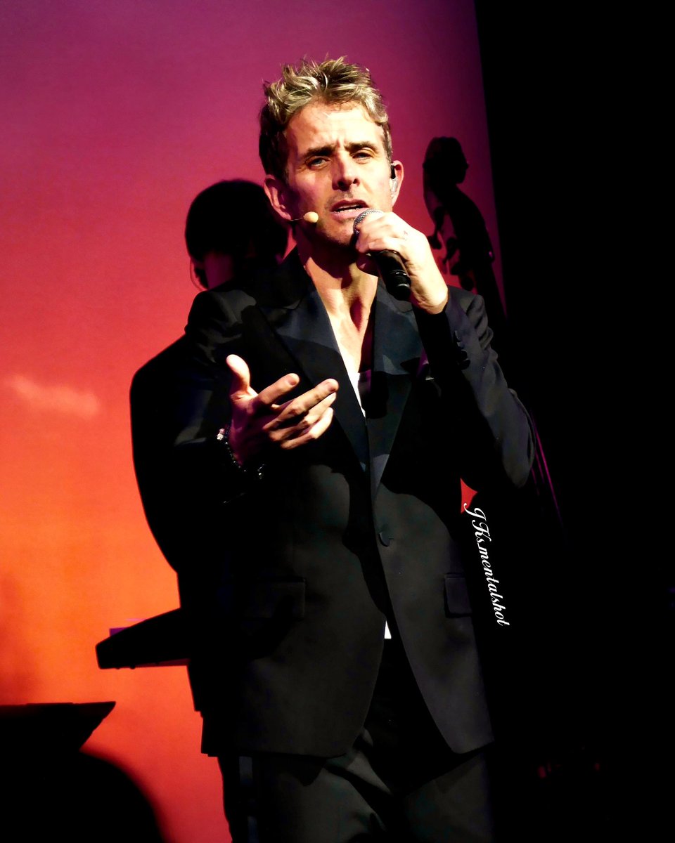 When <a href="/joeymcintyre/">Joey McIntyre</a> seemingly looks at u and sings. He reaches in and grabs Ur soul. Chills. The moments I live for. 
📸 Mohegan Sun, Jan 11 2023
#JoeyMcIntyre #SoloJoe #JoeGirls #Blockheads #MoheganSun #JoeMac #swoon