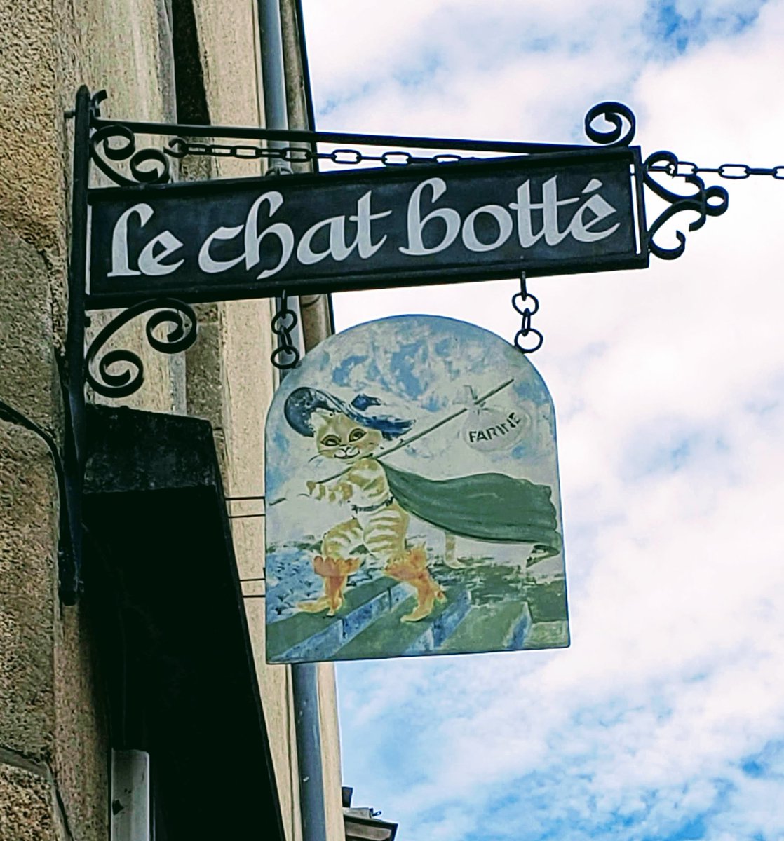 MichelleMoggio's tweet image. Movie Star Puss 'n Boots seen in #Clisson France #TheParisEffect #France #LoireAtlantique #PussnBoots #literature #travel