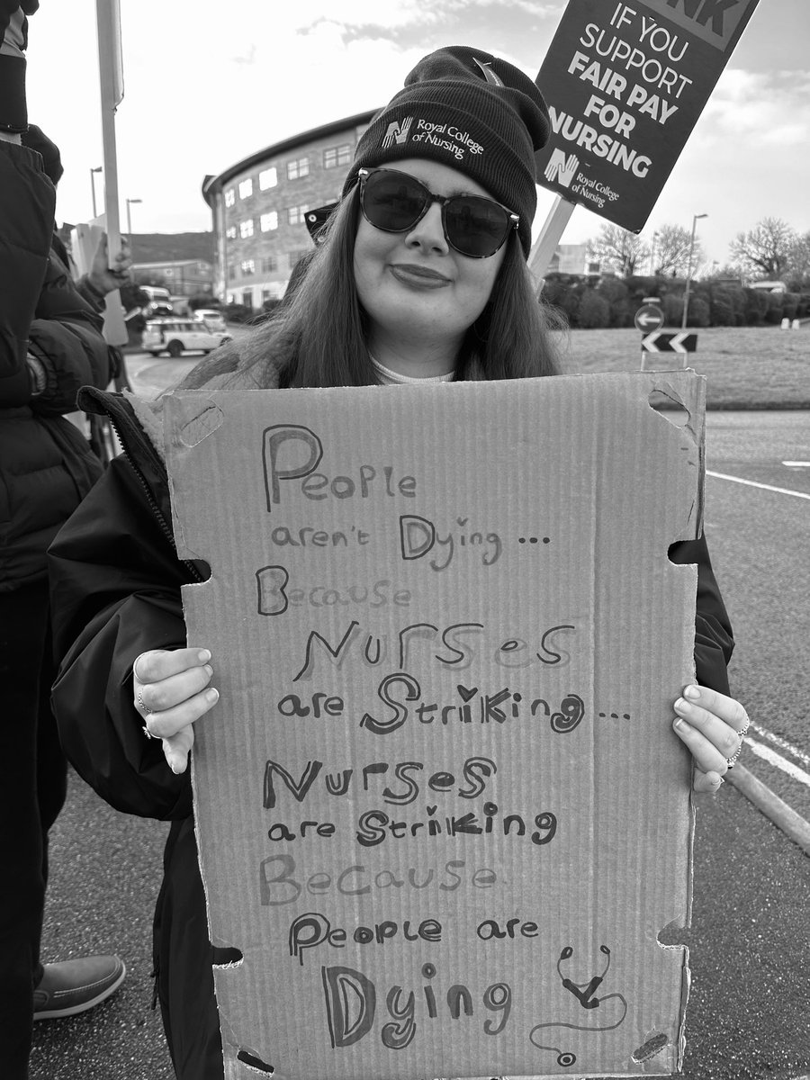 Saraah_PUNC19's tweet photo. #SavetheNHS #PicketLine #NursesonStrike #RCN #EnoughisEnough #SafeStaffingSavesLives💙 https://t.co/my3coN3TU8