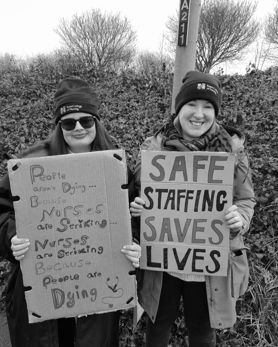 Saraah_PUNC19's tweet photo. #SavetheNHS #PicketLine #NursesonStrike #RCN #EnoughisEnough #SafeStaffingSavesLives💙 https://t.co/my3coN3TU8