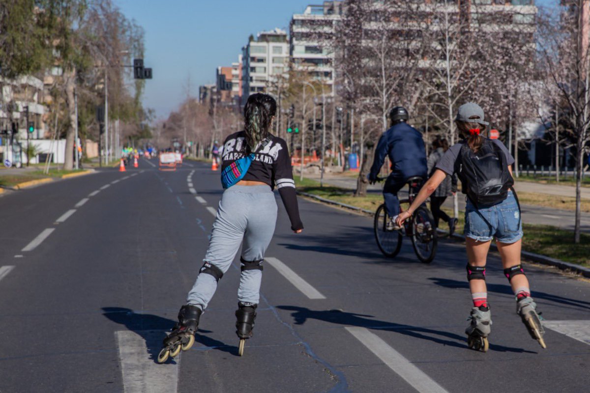 Muni_provi's tweet photo. #CicloRecreoVía ¡APROVECHEMOS NUESTRAS CALLES!🏃🏻‍♀️🚴🏻👟

¿Domingo en casa? ¡No! Este domingo 22 de 09 a 14hrs. viste deportivo, lleva tu botella de agua, bloqueador y hagamos deporte en nuestras calles Pocuro, Costanera Andrés Bello y Pedro de Valdivia Norte. 💪🏼 https://t.co/zOpxdhSh6j