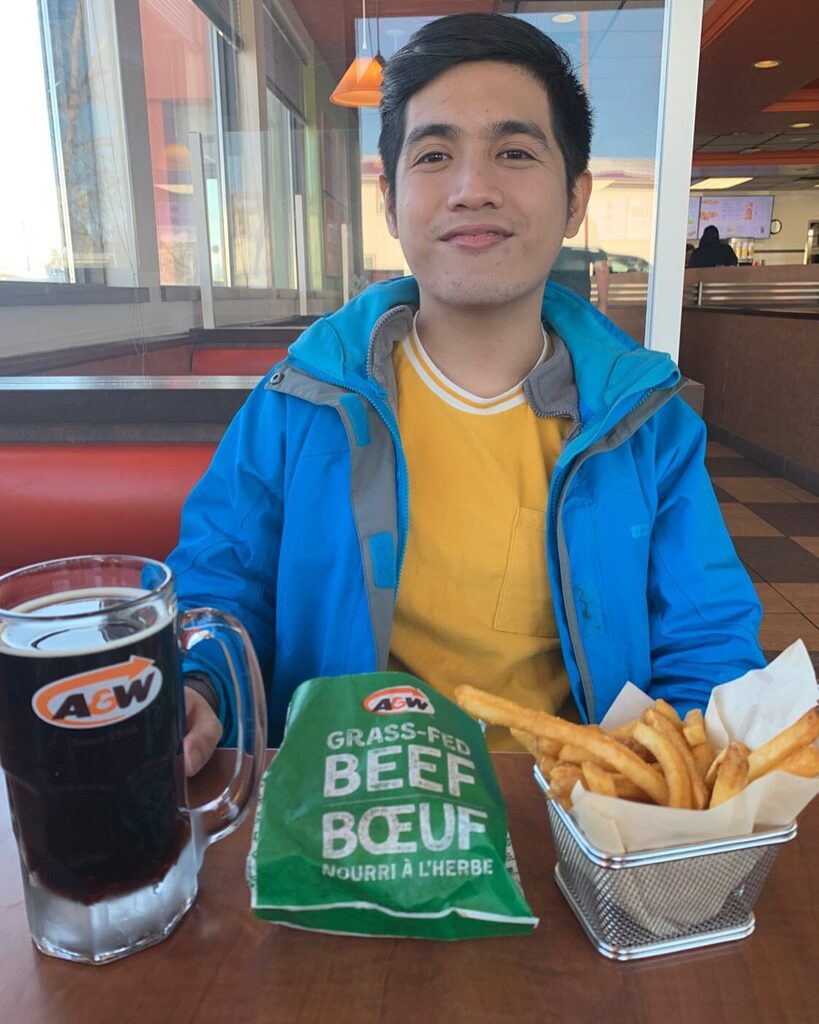 maryannsaunders's tweet photo. Enjoying Alberta grass fed beef burger from A&amp;W🇨🇦
#canadabeef #albertabeef #anw https://t.co/9ew7H6lQoF https://t.co/2fpZTj5OSi