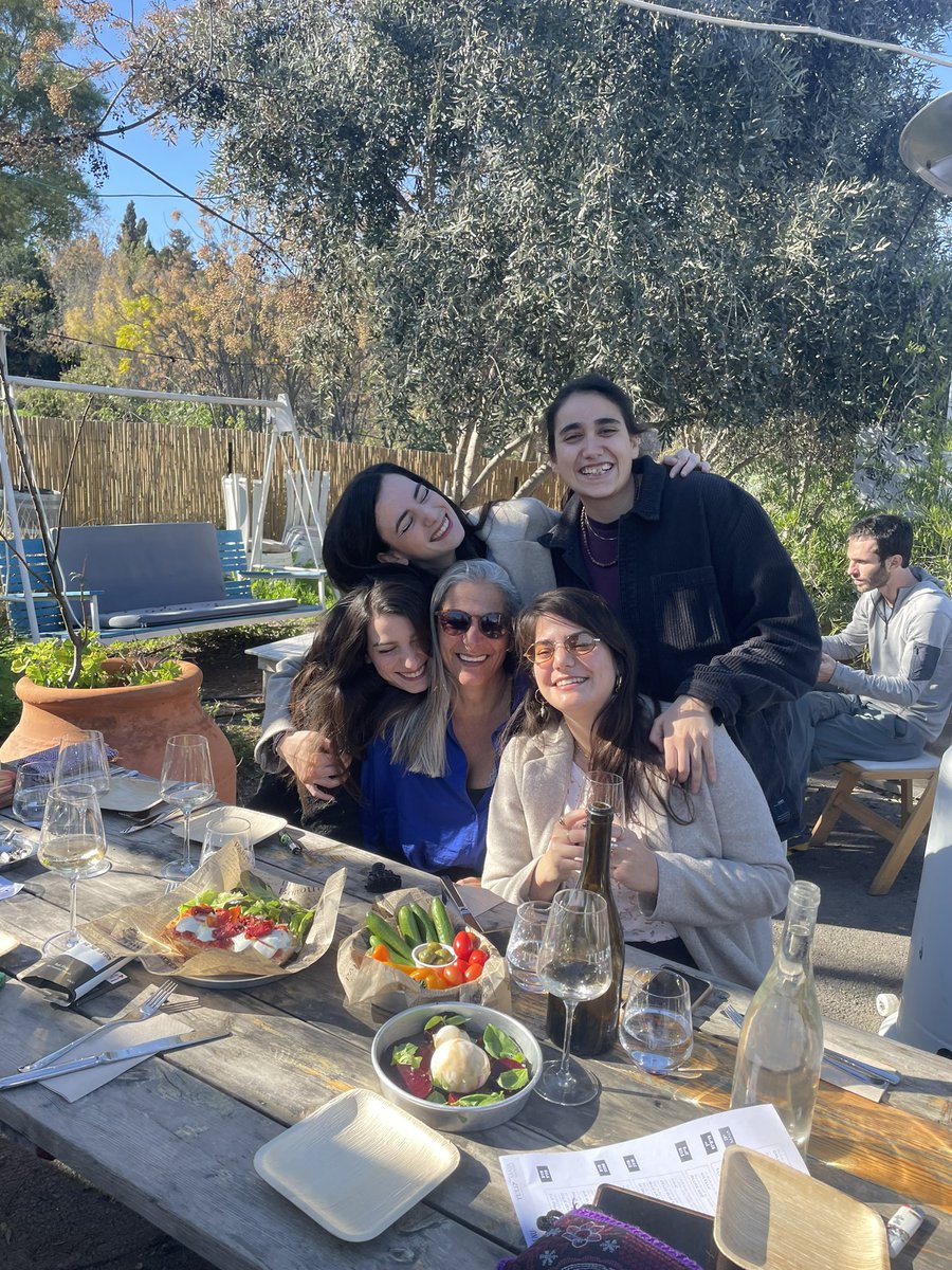 ReutGaon's tweet photo. לאמא המדהימה שלי יש יום הולדת 🥳
שיהיה לנו עוד מלא רגעים של צחוק ושכרות ❤️ https://t.co/s0g7jAYxyN