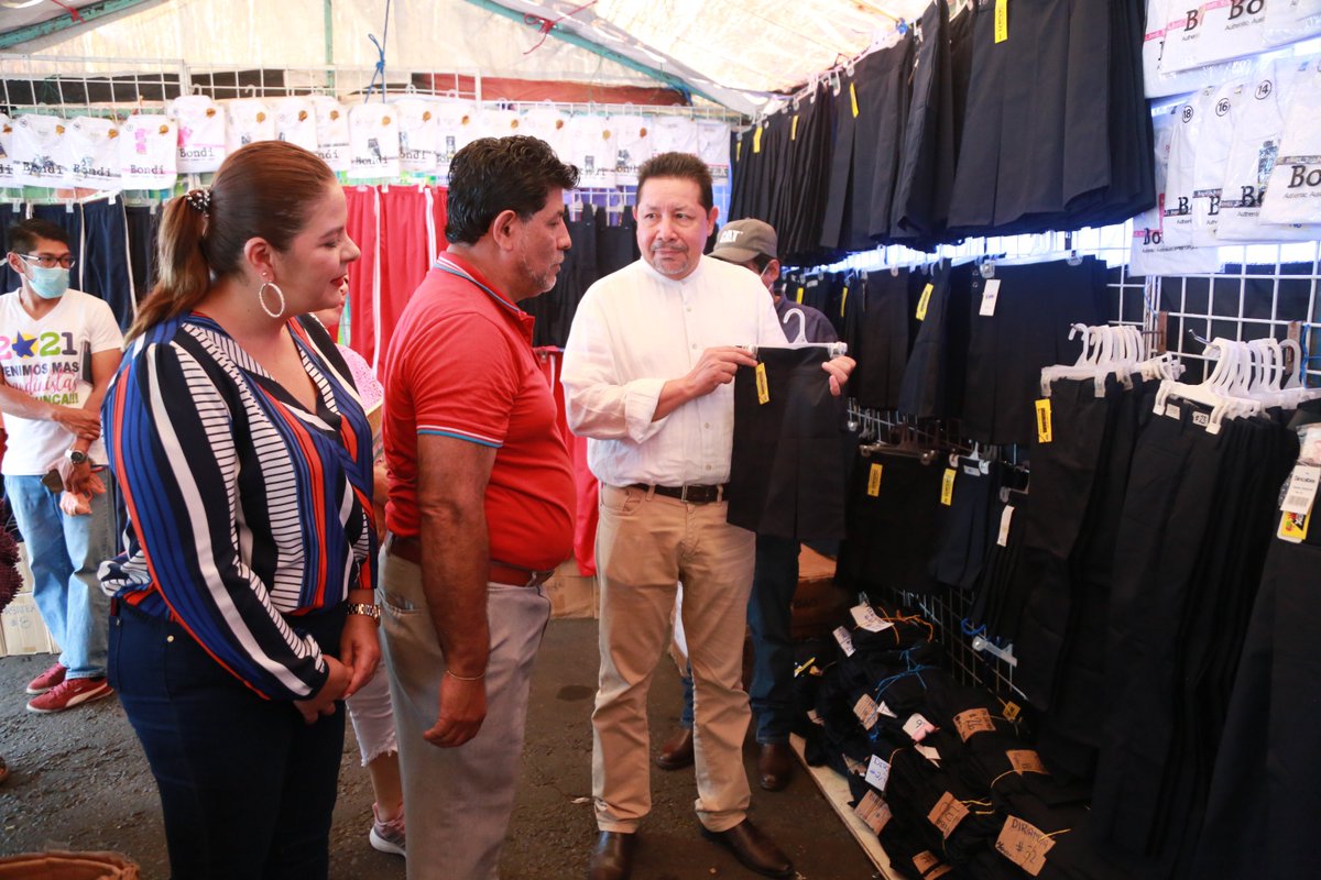 Cro. <a href="/salvadorVang/">Salvador Vanegas G</a>, Asesor Presidencial para Educación, realiza recorrido por el mercado Roberto Huembés, Managua, en los que se ofertan ofertan útiles escolares para el Buen Inicio del Ciclo Escolar 2023.