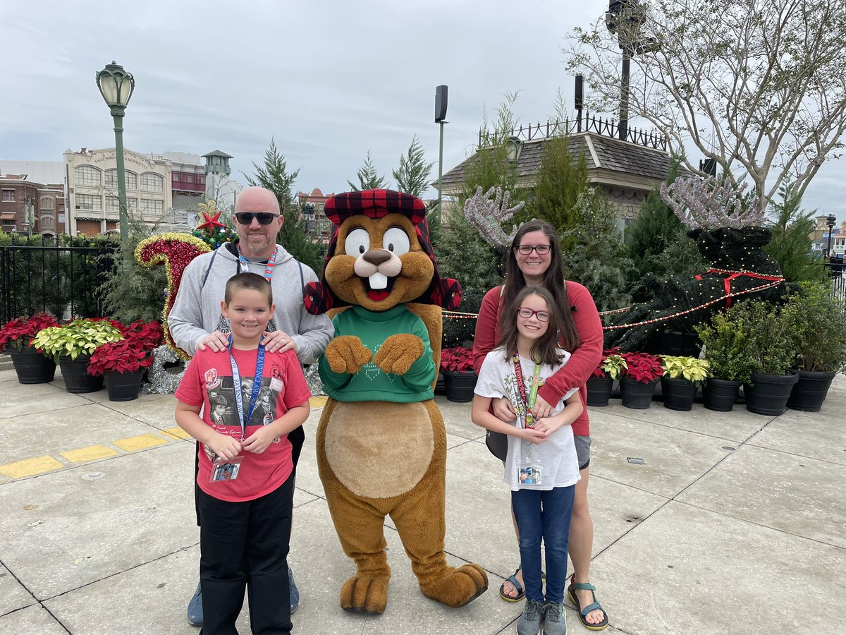 megan_sRES's tweet photo. @UniversalORL We love Earl! 🐿️ https://t.co/No2xQgpEPV